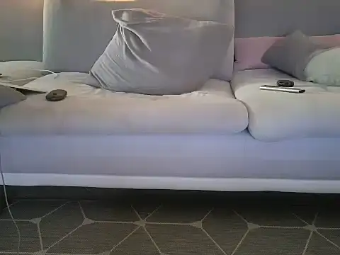 Laure11 online show from 10-16-25, 04:52