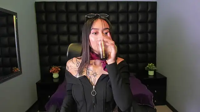 Miaa Thopmson online show from 10-10-25, 09:58