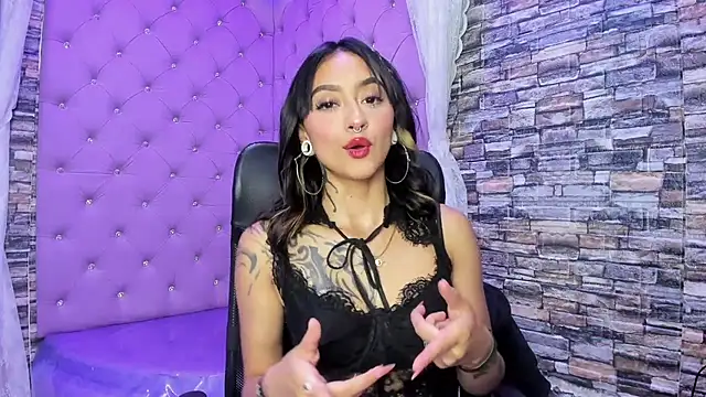 Miaa Thopmson online show from 10-21-25, 03:57