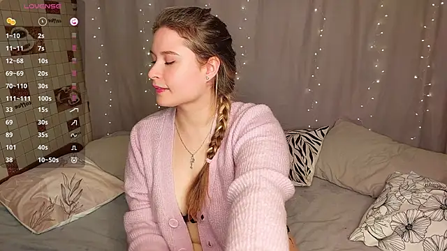 Snapshot of sophie__lee chatting on 10-13-25, 03:45 sophie lee online show from 10-13-25, 03:45