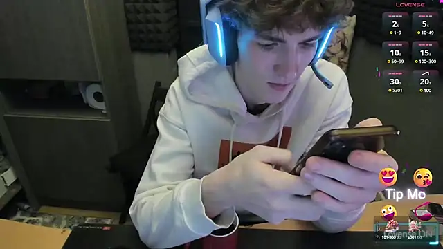 Snapshot of bambelbye chatting on 12-18-24, 01:34 bambelbye online show from 12-18-24, 01:34