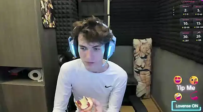 Snapshot of bambelbye chatting on 12-21-24, 02:15 bambelbye online show from 12-21-24, 02:15