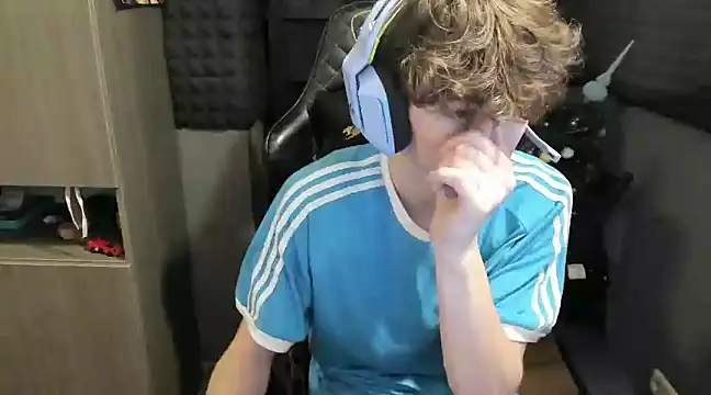 Snapshot of bambelbye chatting on 01-10-25, 02:34 bambelbye online show from 01-10-25, 02:34