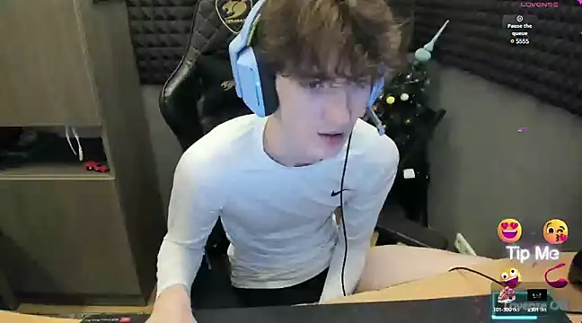 Snapshot of bambelbye chatting on 01-11-25, 04:14 bambelbye online show from 01-11-25, 04:14