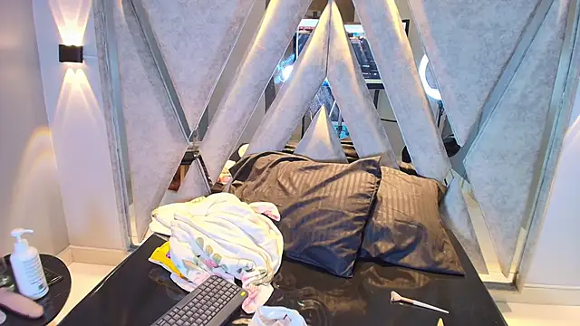 Snapshot of Annie9_ chatting on 10-12-25, 08:30 Annie9 online show from 10-12-25, 08:30