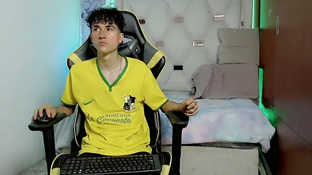 Snapshot of johnny_cagee chatting on 10-20-25, 05:30 johnny cagee online show from 10-20-25, 05:30