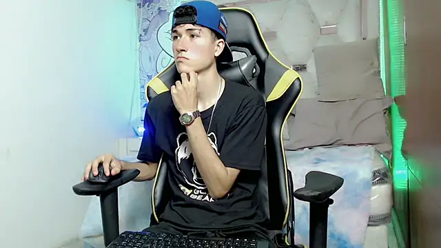 Snapshot of johnny_cagee chatting on 10-31-25, 03:51 johnny cagee online show from 10-31-25, 03:51