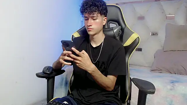 Snapshot of johnny_cagee chatting on 11-11-25, 04:12 johnny cagee online show from 11-11-25, 04:12