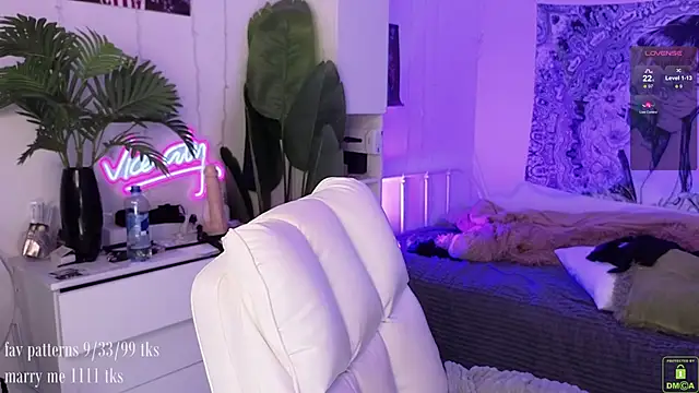 Snapshot of violetviolator chatting on 10-18-25, 04:26 violetviolator online show from 10-18-25, 04:26