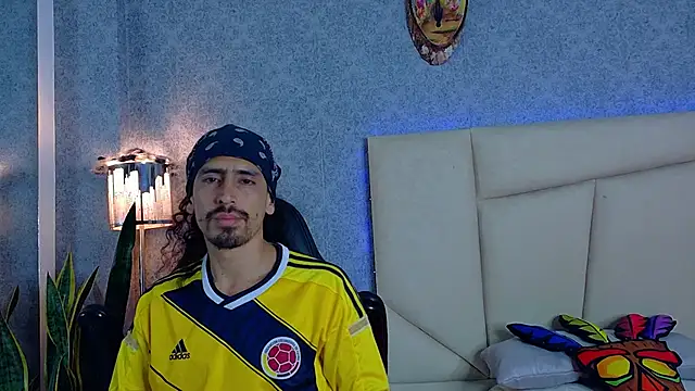 Snapshot of Sr_Magnus_ chatting on 10-18-25, 10:43 Sr Magnus online show from 10-18-25, 10:43