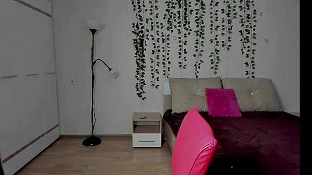 Miss Elsa  online show from 10-13-25, 01:11