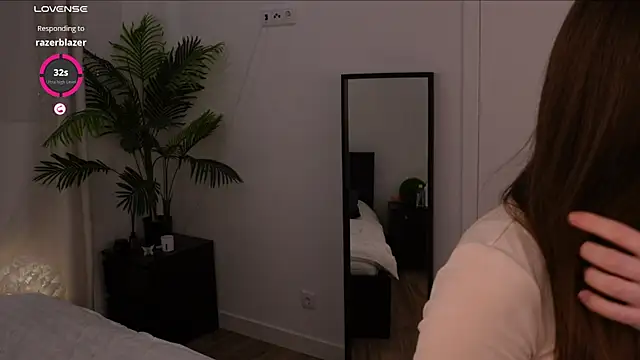 Lilly Colins online show from 01-06-25, 05:06