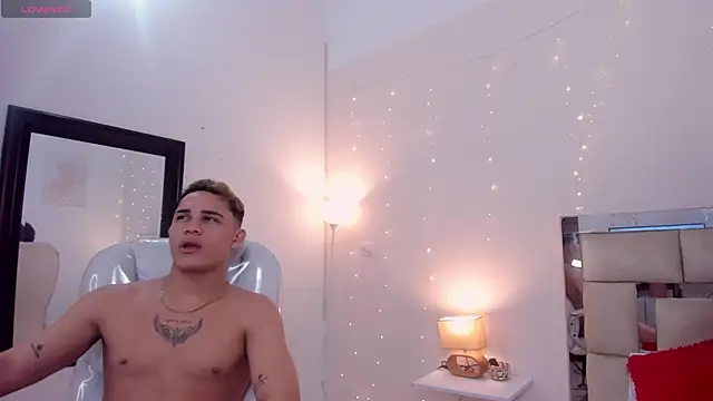 Snapshot of saraandstiven chatting on 02-11-25, 08:15 saraandstiven online show from 02-11-25, 08:15