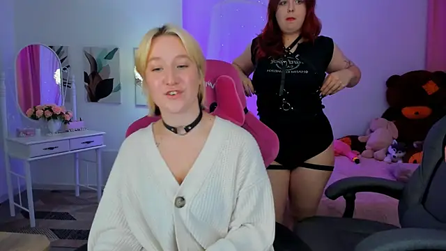 Snapshot of NielletaBlossom chatting on 10-12-25, 02:43 NielletaBlossom online show from 10-12-25, 02:43