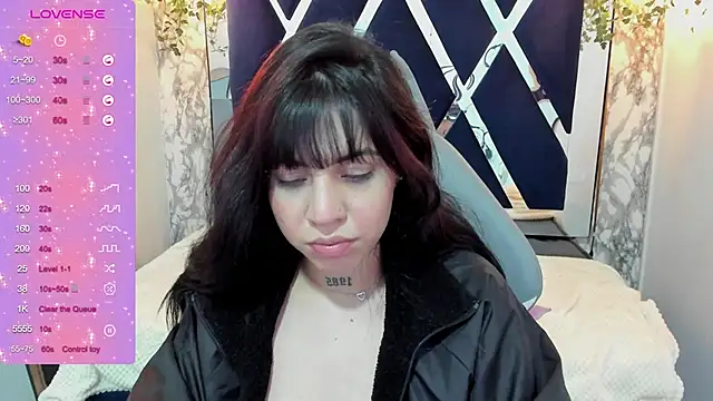 Snapshot of Violet_m chatting on 12-11-24, 12:33 Violet m online show from 12-11-24, 12:33