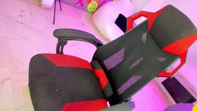 Snapshot of GEANNAROSE chatting on 01-25-25, 10:08 GEANNAROSE online show from 01-25-25, 10:08