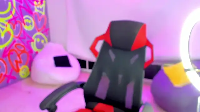 Snapshot of GEANNAROSE chatting on 01-25-25, 01:19 GEANNAROSE online show from 01-25-25, 01:19