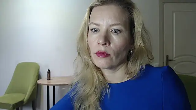 Snapshot of Juli_julyyy chatting on 12-24-24, 04:55 Juli julyyy online show from 12-24-24, 04:55