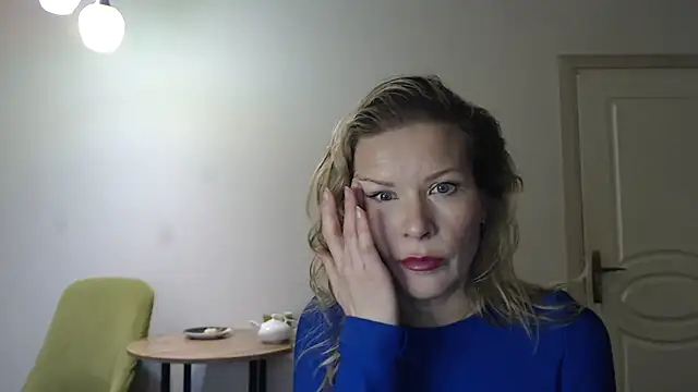 Snapshot of Juli_julyyy chatting on 12-28-24, 12:13 Juli julyyy online show from 12-28-24, 12:13