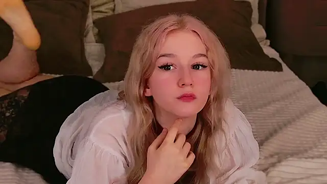 Snapshot of NaomiLoys chatting on 03-21-25, 08:40 NaomiLoys online show from 03-21-25, 08:40