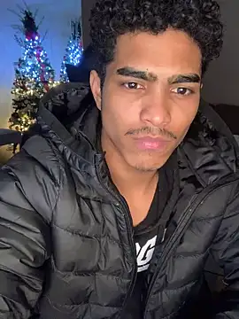 Snapshot of Ryan-hot chatting on 12-17-24, 02:44 Ryan-hot online show from 12-17-24, 02:44