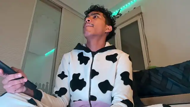 Snapshot of Ryan-hot chatting on 11-30-25, 12:31 Ryan-hot online show from 11-30-25, 12:31