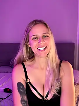 lunawolf21 online show from 10-24-25, 07:16