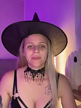 lunawolf21 online show from 10-27-25, 07:23