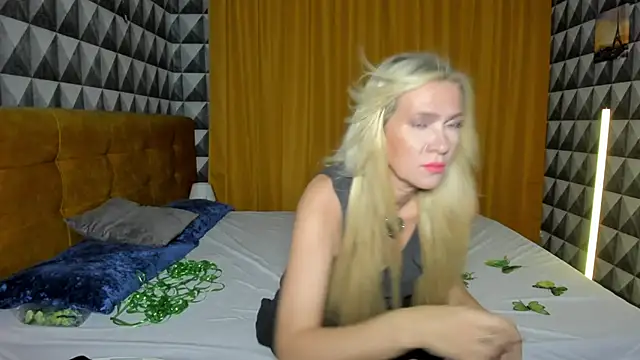 Luna  Lewis online show from 12-12-24, 08:03