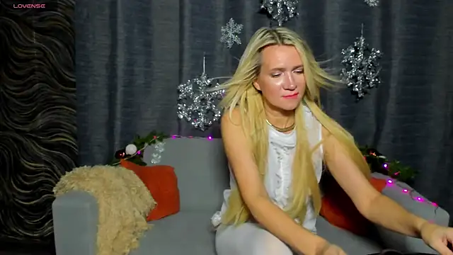 Luna  Lewis online show from 12-18-24, 01:56