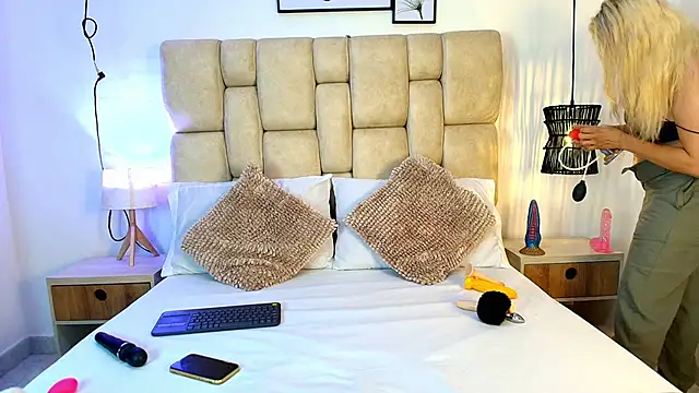 Snapshot of AdharaSmithh chatting on 11-18-25, 07:18 AdharaSmithh online show from 11-18-25, 07:18