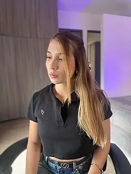 SophieRaily  online show from 12-18-25, 04:35