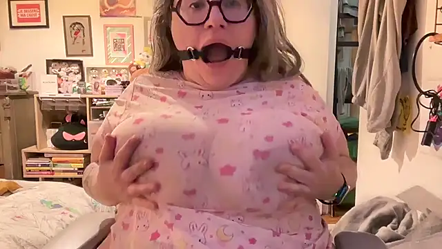 Snapshot of MimiParis chatting on 01-08-25, 04:22 MimiParis online show from 01-08-25, 04:22