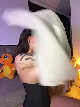 Snapshot of alessia_iris19 chatting on 02-06-25, 03:27 alessia iris19 online show from 02-06-25, 03:27