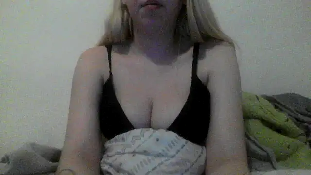 Snapshot of bunnyamy chatting on 01-01-25, 11:29 bunnyamy online show from 01-01-25, 11:29