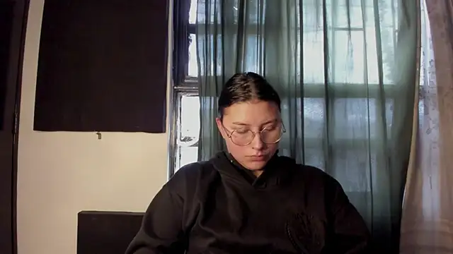 Noellesable online show from 11-18-25, 05:17