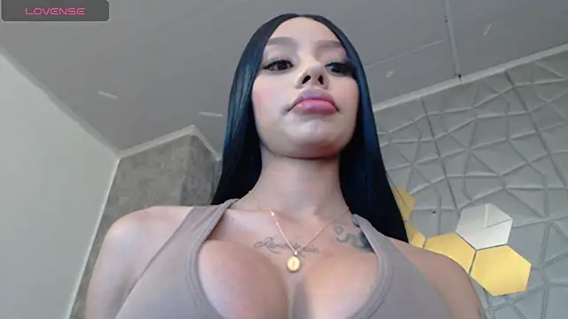 Snapshot of Tiffanny chatting on 10-11-25, 03:10 Tiffanny online show from 10-11-25, 03:10