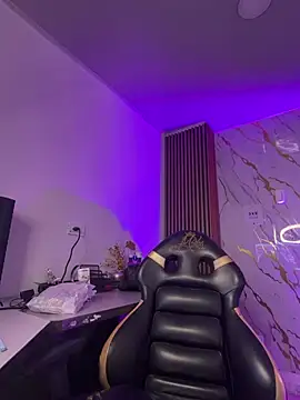 Snapshot of Tiffanny chatting on 03-30-26, 11:22 Tiffanny online show from 03-30-26, 11:22