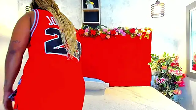 Snapshot of SilvannaFit chatting on 02-27-26, 11:32 SilvannaFit online show from 02-27-26, 11:32