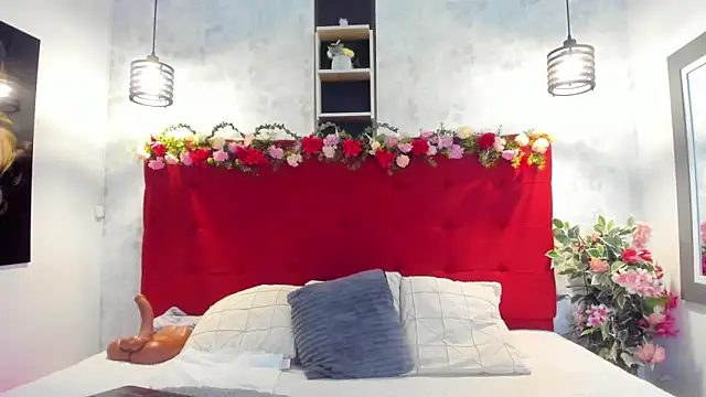 Snapshot of SilvannaFit chatting on 03-31-26, 11:54 SilvannaFit online show from 03-31-26, 11:54