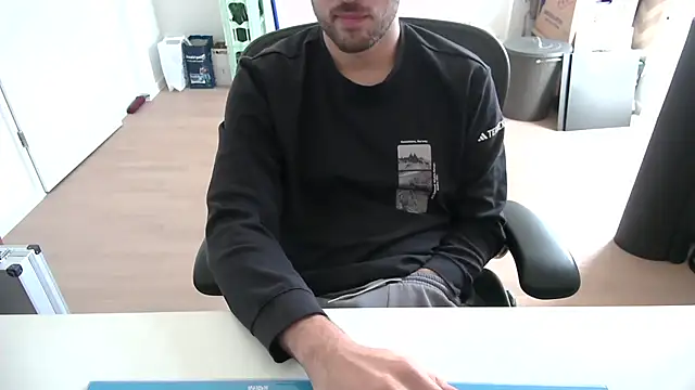 Snapshot of taallguyy_196 chatting on 11-13-25, 11:09 taallguyy 196 online show from 11-13-25, 11:09