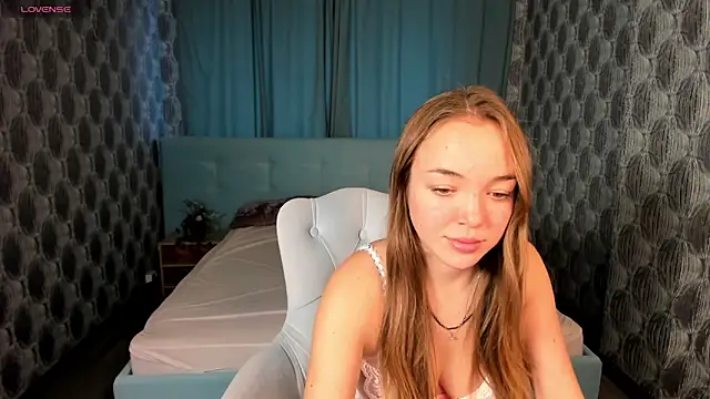 Snapshot of Christy_Little chatting on 12-24-24, 08:33 Christy Little online show from 12-24-24, 08:33