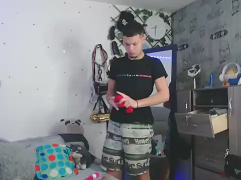 MarceloMilk online show from 10-24-25, 01:35