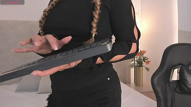 Snapshot of Saori_newman chatting on 11-08-25, 11:54 Saori newman online show from 11-08-25, 11:54