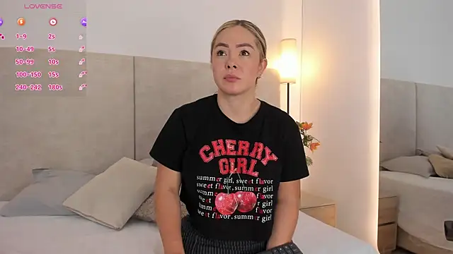 Snapshot of Saori_newman chatting on 11-11-25, 12:05 Saori newman online show from 11-11-25, 12:05