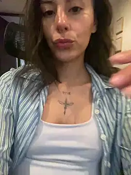 Snapshot of Emmy_petit chatting on 02-09-25, 03:12 Emmy petit online show from 02-09-25, 03:12