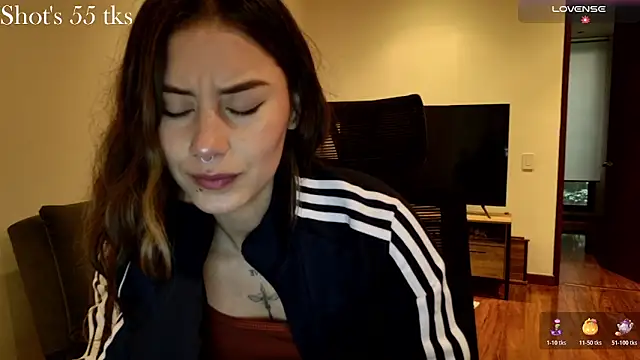 Snapshot of Emmy_petit chatting on 11-01-25, 06:54 Emmy petit online show from 11-01-25, 06:54