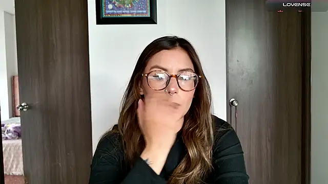 Snapshot of Emmy_petit chatting on 11-19-25, 07:36 Emmy petit online show from 11-19-25, 07:36