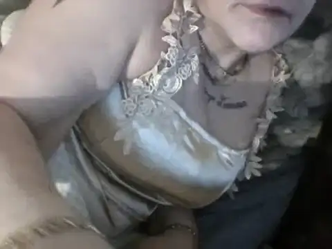 Snapshot of housewife_shantie chatting on 03-05-25, 01:42 housewife shantie online show from 03-05-25, 01:42