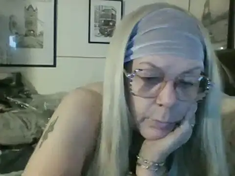 Snapshot of housewife_shantie chatting on 03-12-25, 08:08 housewife shantie online show from 03-12-25, 08:08